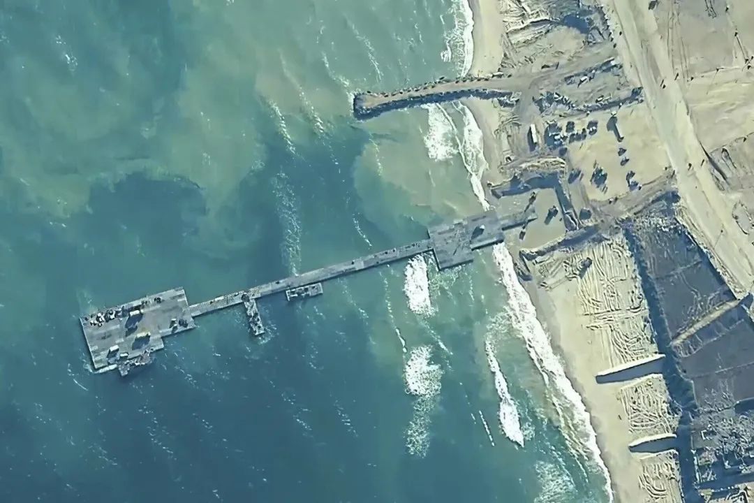 美军仓促在加沙海岸建成的“浮动码头”?资料图片??图源：外媒